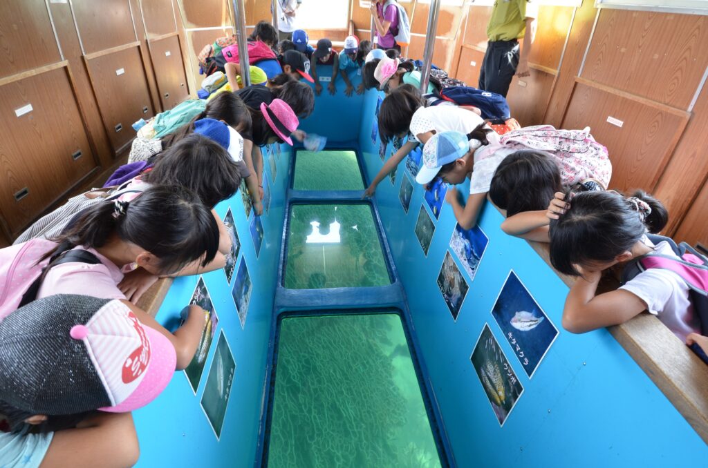地元小学校の児童がグラスボートに乗船-竜串グラスボート