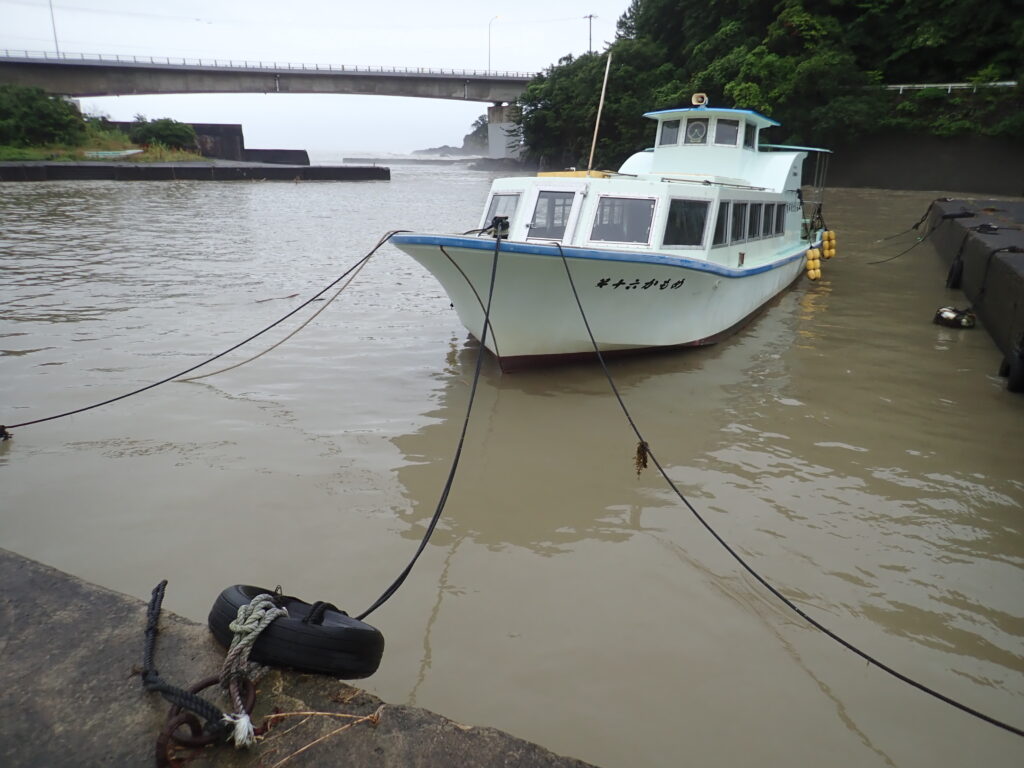 台風避難中のグラスボート-竜串グラスボート