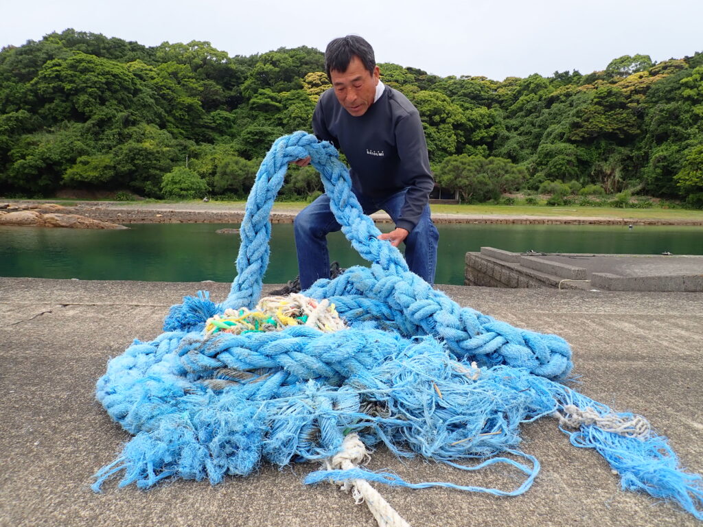 見残し海岸に流れ着いたロープの回収-竜串グラスボート